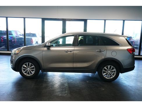 Used 2017 Kia Sorento LX FWD image 4