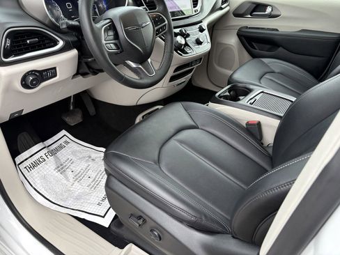 Used 2024 Chrysler Pacifica Touring-L image 15