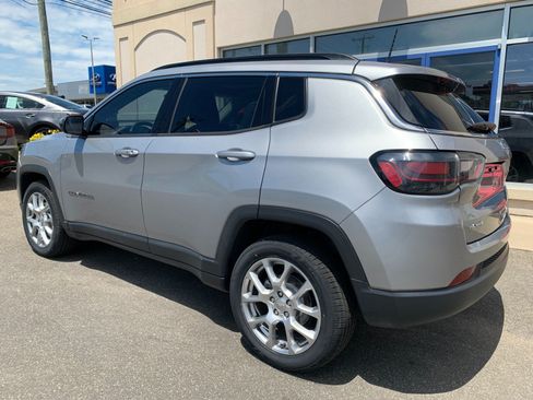 Used 2022 Jeep Compass Latitude w/ Sun and Sound Group AWD/4WD image 5