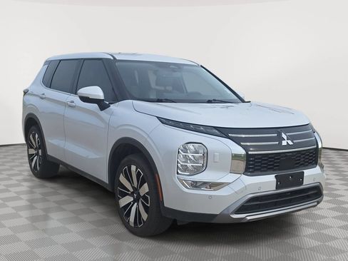 Used 2025 Mitsubishi Outlander SE AWD/4WD image 1
