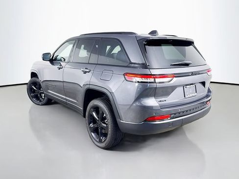 Used 2024 Jeep Grand Cherokee Altitude AWD/4WD image 9