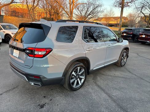 Used 2025 Honda Pilot Touring image 7