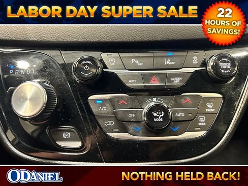 Used 2025 Chrysler Pacifica Select FWD image 18