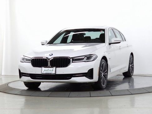 Used 2023 BMW 530e xDrive w/ Premium Package image 4