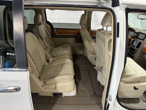 Used 2008 Chrysler Town & Country Limited w/ Entertainment Group #3 FWD image 15