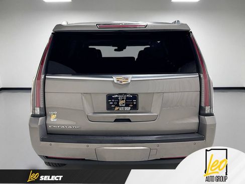 Used 2017 Cadillac Escalade Luxury AWD/4WD image 9