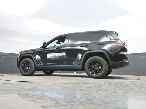 Used 2025 Jeep Grand Cherokee Altitude AWD/4WD image 48