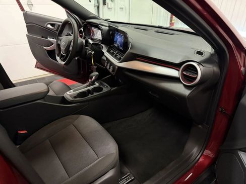 Used 2024 Chevrolet Trax RS FWD image 46