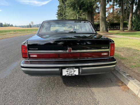 Used 1993 Lincoln Town Car Signature RWD image 13