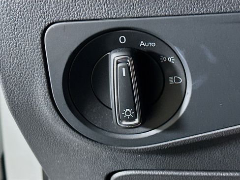 Used 2022 Volkswagen Tiguan SE image 16