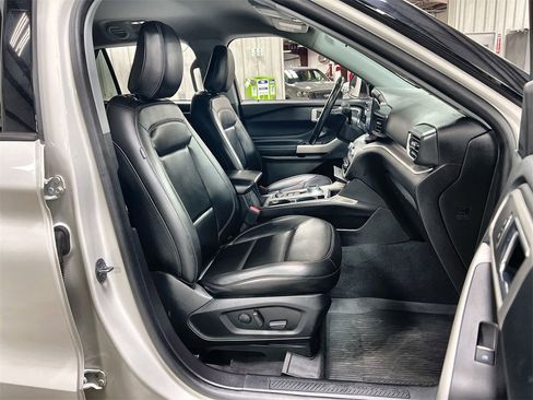 Used 2022 Ford Explorer XLT w/ Equipment Group 202A image 30