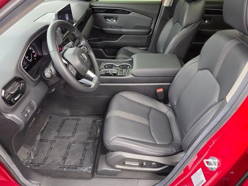 Used 2025 Honda Pilot Touring image 9