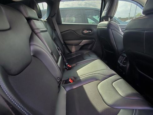 Used 2019 Jeep Cherokee Latitude Plus w/ Comfort/Convenience Group image 6