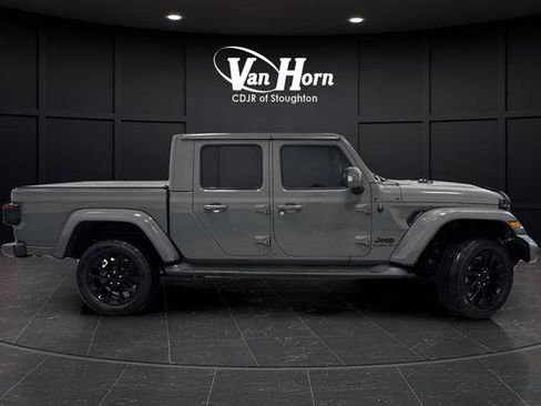 Used 2022 Jeep Gladiator Overland image 2
