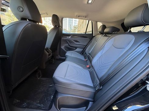 New 2025 Volkswagen Tiguan SE image 19