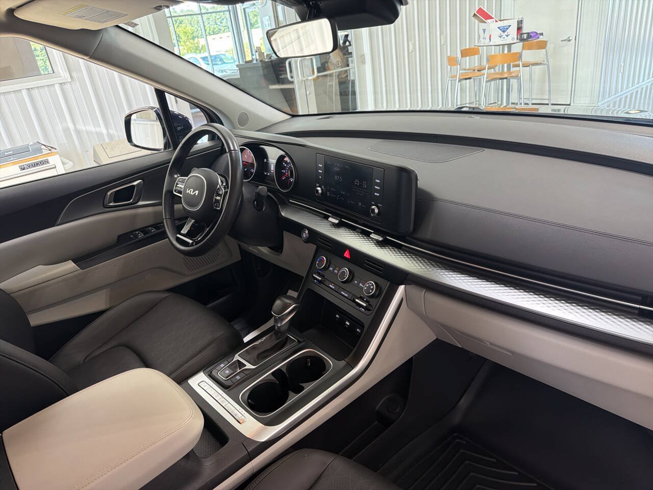 Used 2024 Kia Carnival LX FWD image 28