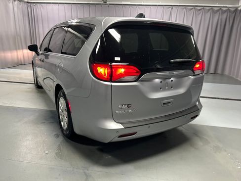Used 2018 Chrysler Pacifica L image 5