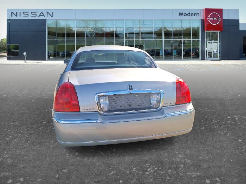 Used 2007 Lincoln Town Car Signature RWD image 23