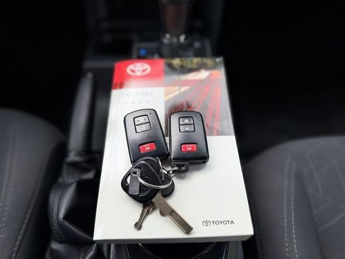 Used 2019 Toyota Tacoma TRD Off-Road AWD/4WD image 31