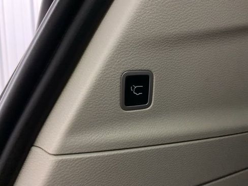 Used 2023 Chrysler Pacifica Touring-L FWD image 10