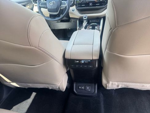 Used 2023 Toyota Highlander Limited AWD/4WD image 23