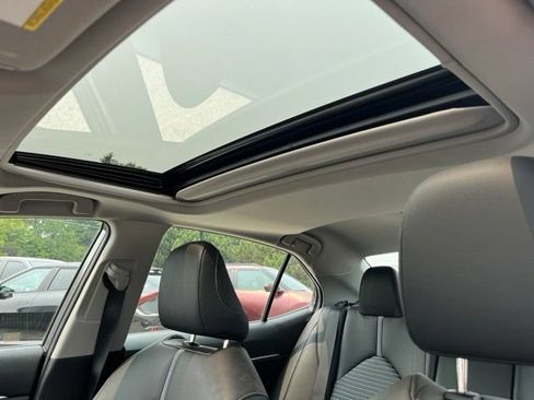 Used 2018 Toyota Camry SE w/ Moonroof Package FWD image 11