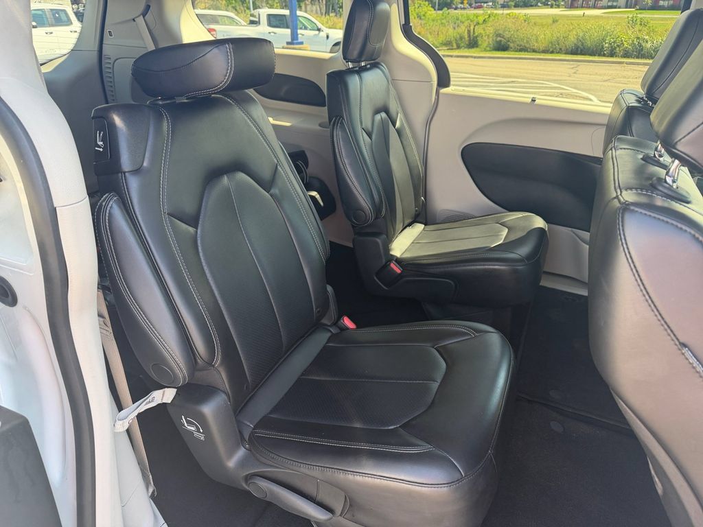 Used 2023 Chrysler Pacifica Touring-L FWD image 22