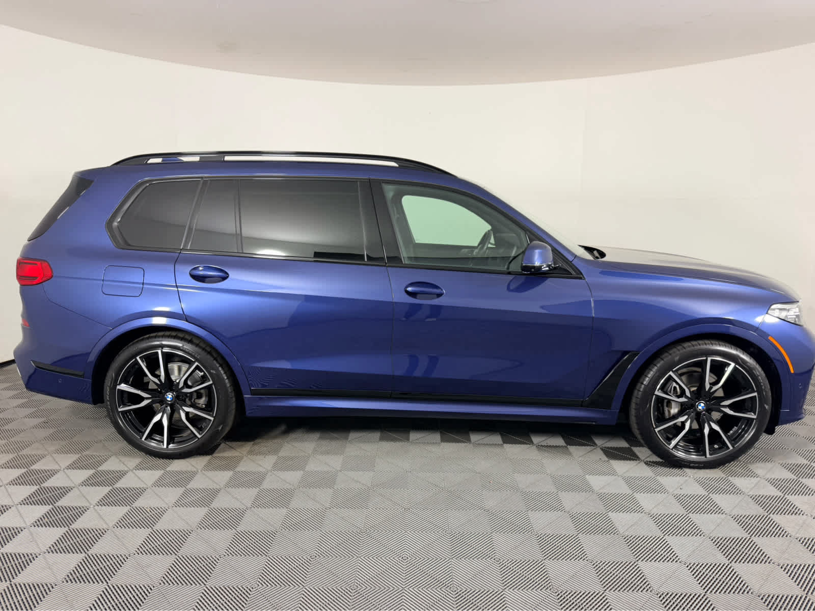 Used 2022 BMW X7 xDrive40i w/ M Sport Package AWD/4WD image 2