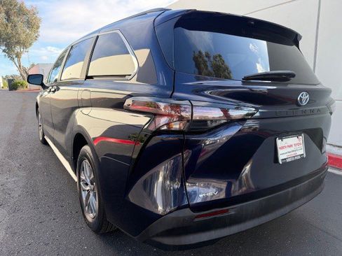 Used 2025 Toyota Sienna XLE image 10