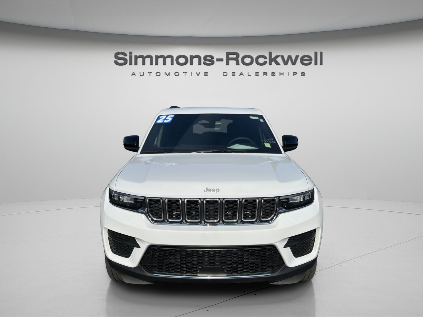 Used 2025 Jeep Grand Cherokee Laredo w/ Luxury Tech Group I AWD/4WD image 8