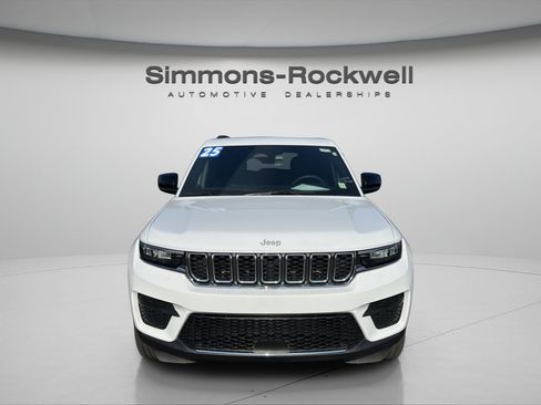 Used 2025 Jeep Grand Cherokee Laredo w/ Luxury Tech Group I AWD/4WD image 8