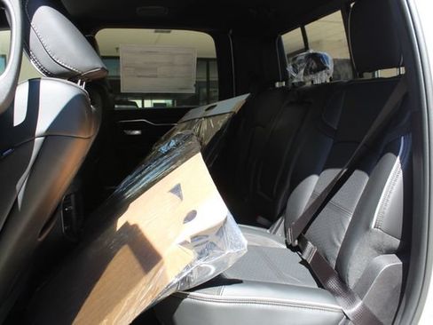 New 2026 RAM 3500 Laramie AWD/4WD image 32