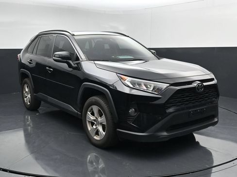 Used 2020 Toyota RAV4 XLE w/ Convenience Package AWD/4WD image 2