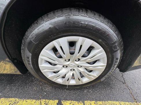 Used 2012 Toyota Camry L image 38