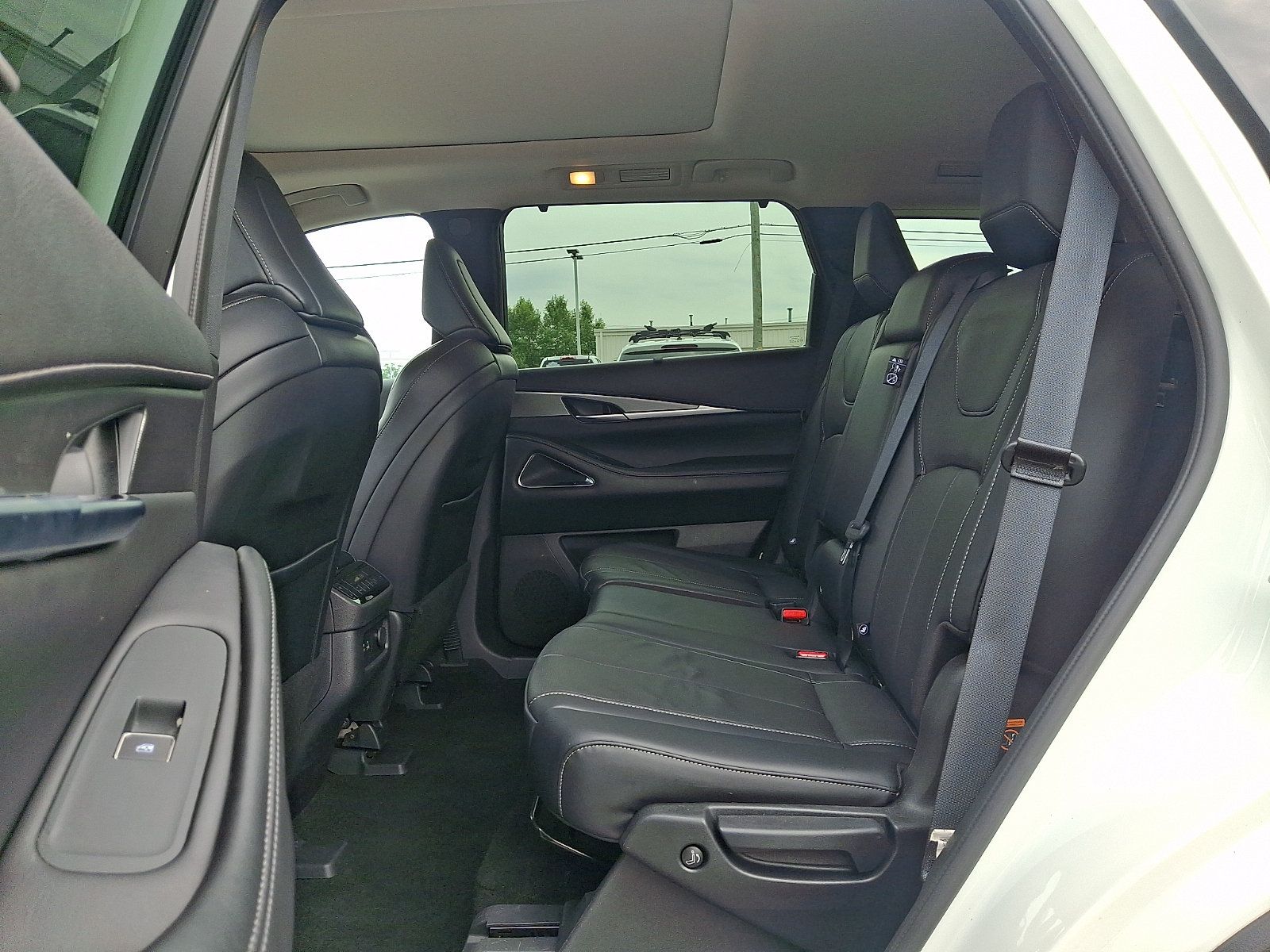 Certified 2023 INFINITI QX60 Luxe w/ Vision Package AWD/4WD image 14