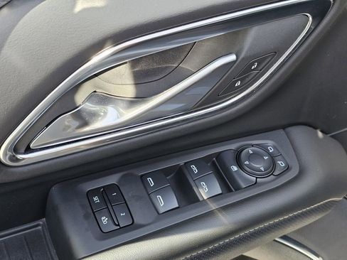 Used 2024 GMC Yukon XL SLT image 17