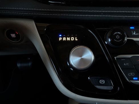 Used 2023 Chrysler Pacifica Touring-L FWD image 30