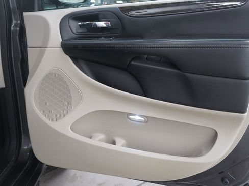 Used 2018 Dodge Grand Caravan SE image 9