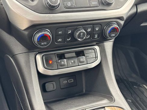 Used 2023 GMC Acadia SLE w/ Driver Convenience Package FWD image 34