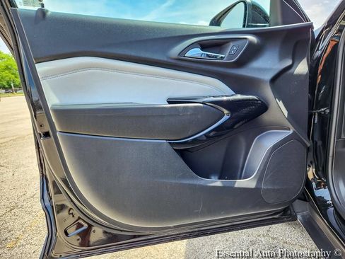 Used 2025 Chevrolet Trax LT FWD image 19
