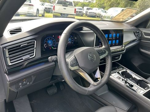 Used 2025 Volkswagen Atlas Cross Sport SEL image 17