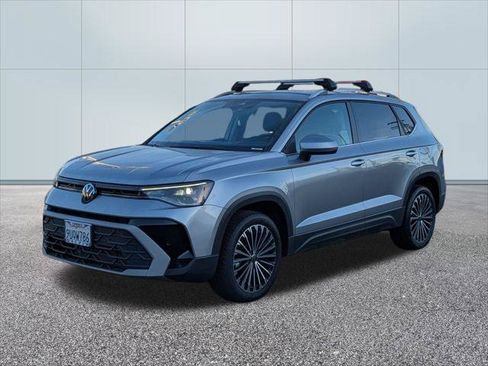 Used 2025 Volkswagen Taos SE FWD image 1