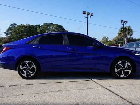 Used 2023 Hyundai Elantra SEL w/ Convenience Package image 3