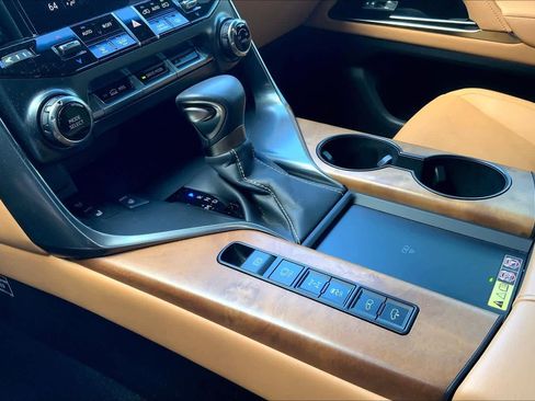 Used 2024 Lexus LX 600 4WD w/ Luxury Package image 18