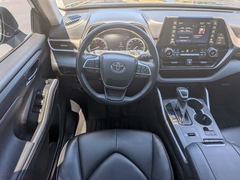 Used 2022 Toyota Highlander XLE FWD image 17