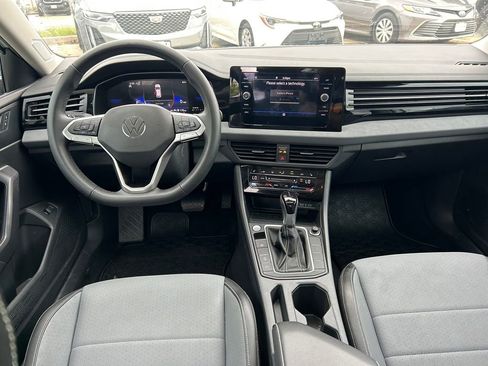 Used 2025 Volkswagen Jetta SE FWD image 16