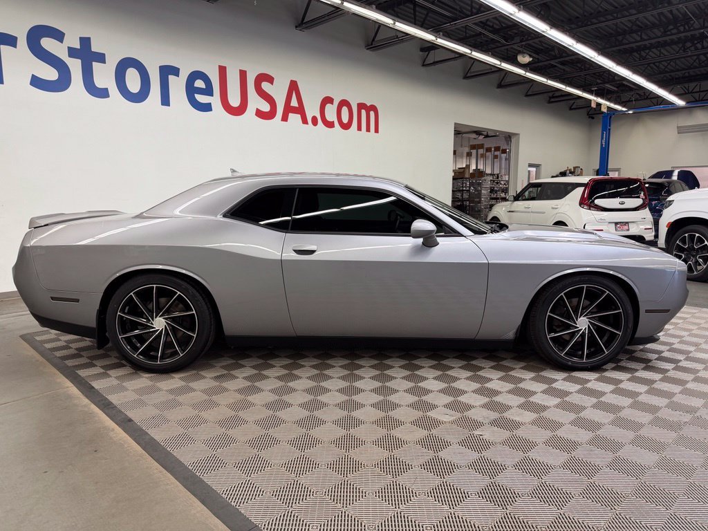 Used 2016 Dodge Challenger SXT w/ Driver Convenience Group RWD image 8
