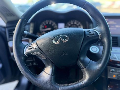 Used 2017 INFINITI Q70 3.7 RWD image 9