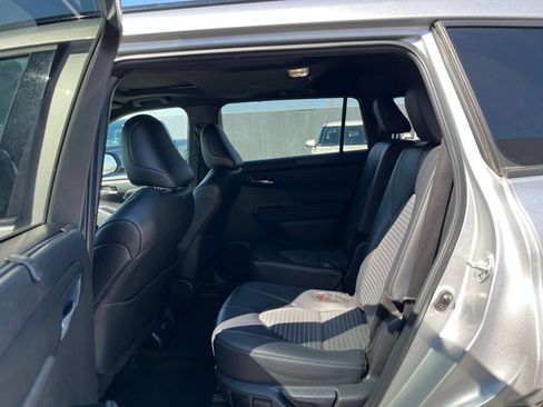 Used 2024 Toyota Highlander XSE FWD image 21