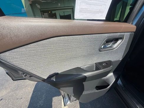 Used 2023 Nissan Rogue SV image 15